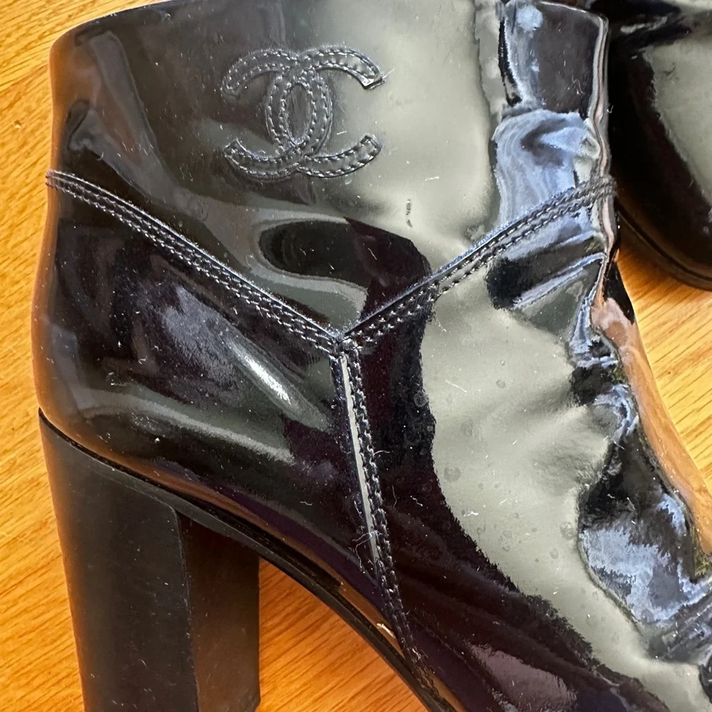 CHANEL patent ankle boots size 39.5/8.5 - Picture 2 of 10